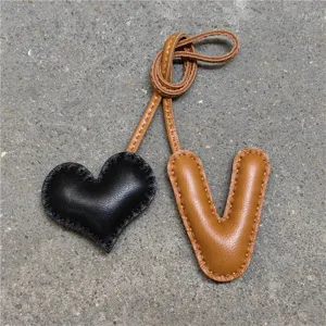 Llavero de cuero hecho a mano con letra V y corazón, elegante colgante para bolsos y coche.
