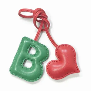Colgante de bolso letra B de cuero hecho a mano y corazón rojo, lindo accesorio para bolsos.
