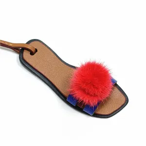 Mini Leder Sandale Taschenanhänger mit rotem Nerzfell Bommel, süßer Schuh Schlüsselanhänger.