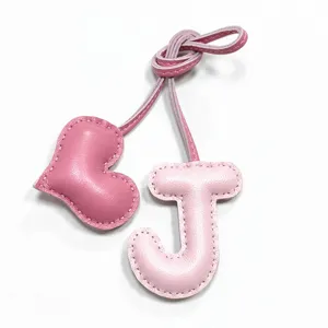 Ciondolo borsa lettera J e cuore in pelle rosa portachiavi artigianale per borsa da donna.