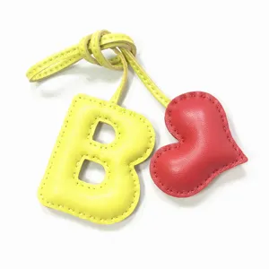 Colgante de bolso de cuero hecho a mano letra B y corazón, accesorio elegante para auto.