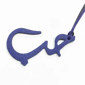 Breloque de sac en cuir violet lettre arabe et élégant ornement de suspension auto.