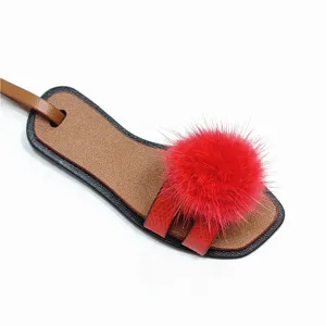 Kleine Leder Hausschuh Tasche Anhänger mit rotem flauschigen Bommel, stylischer Schlüsselanhänger.