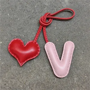 Colgante de bolso de cuero artesanal corazón y letra V, accesorio elegante para bolso