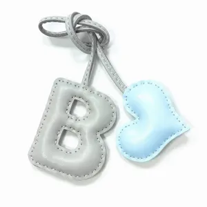 Colgante de bolso de cuero hecho a mano con letra B y corazón, hermoso accesorio elegante.