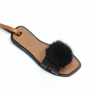 Süßer Mini Leder Hausschuh Taschenanhänger mit flauschigem schwarzem Fell Pompon.