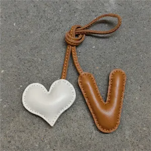 Colgante de bolso letra V y corazón de cuero hecho a mano, bonito llavero para bolsos de mujer.