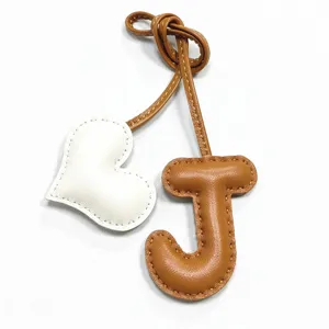 Ciondolo borsa lettera J e cuore in pelle fatta a mano, grazioso portachiavi da donna.