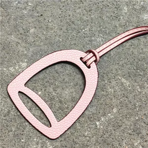 Rosa Leder Steigbügel Taschenanhänger, stilvoller hohler Reitsport Handtaschenanhänger.