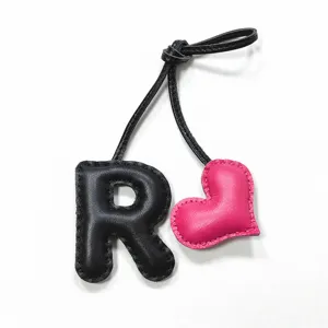 Ciondolo borsa in pelle lettera R e cuore rosa fatto a mano, portachiavi carino per borse da donna.