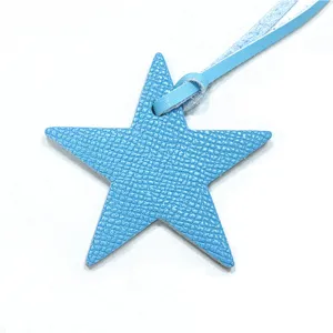 Pendentif de sac étoile en cuir bleu clair avec lanière assortie, accessoire élégant pour sacs à main.