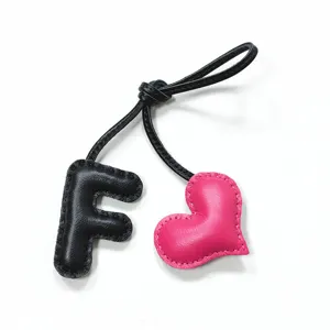 Handgemachte Leder Buchstabe F und rosa Herz Tasche Anhänger Schlüsselanhänger für Damen.
