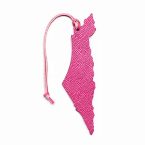 Roze lederen kaart vorm tas hanger stijlvol accessoire voor handtassen en sleutels