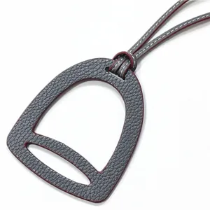PU Leder Steigbügel Tasche Anhänger, elegante hohle Dekoration für Handtaschen und Autos.
