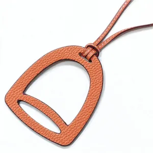 Oranger Leder Steigbügel Tasche Anhänger Detail, stilvolles Portemonnaie Accessoire.
