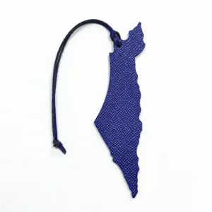 Blauwe lederen landkaart vorm tas hanger stijlvol lederen accessoire voor handtas.