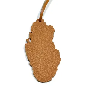 Charm de sac forme carte Qatar cuir marron accessoire de porte-clés élégant chic
