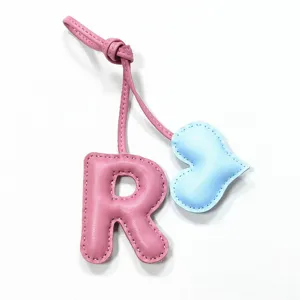 Ciondolo per borsa lettera R e cuore in pelle fatta a mano, accessorio rosa e blu.