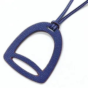 Blaue Leder Steigbuendel Taschenanhaenger Detail, eleganter Taschenanhaenger mit Naeht.