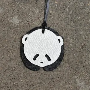 Charmant pendentif de sac panda en cuir, accessoire élégant noir et blanc pour sac à main.
