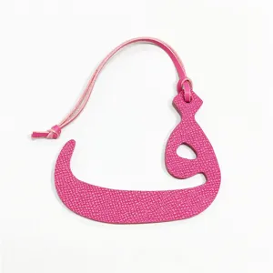 Colgante de bolso letra árabe de cuero rosa, diseño hueco y textura delicada.