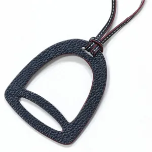 Leder Steigbügel Tasche Anhänger Designer Stil Handtasche Deko Auto Zubehör minimalistisch.