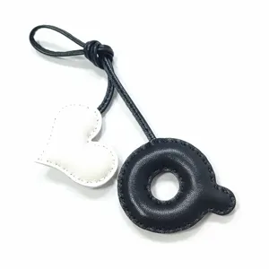 Handgefertigter Leder-Buchstabe Q und Herz Taschenanhänger, schwarz-weißer Beutelanhänger.