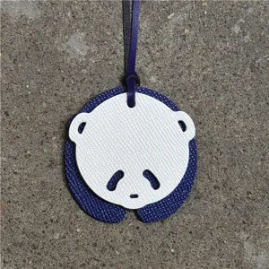 Charmant pendentif de sac en cuir panda, accessoire mini élégant bleu et blanc pour sac à main.