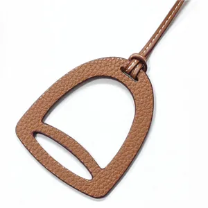 Brauner Leder Steigbügel Taschenanhänger Detailansicht, elegantes Reitsport Design Accessoire.