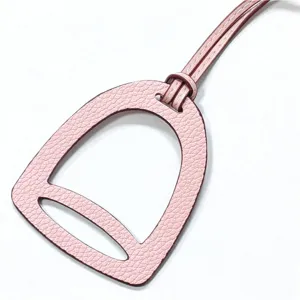 Rosa Leder Steigbügel Taschenanhänger, hohler Handtaschen Anhänger und schönes Auto Accessoire.