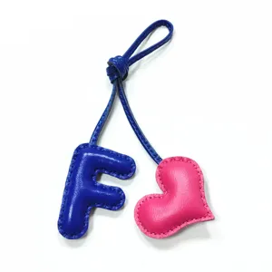 Handgefertigter Leder Buchstabe F und rosa Herz Taschenanhänger stilvolles Accessoire für Damen
