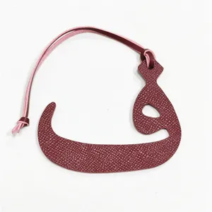Colgante de bolso de cuero con letra árabe, elegante abalorio burdeos para accesorios de mujer.