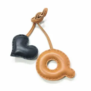Handgemachte Leder Tasche Anhänger mit schwarzem Herz und braunem Buchstaben Q.