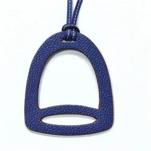 Blauer Leder Steigbuegel Taschenanhaenger mit weissen Naehten fuer Handtaschen Zubehoer.