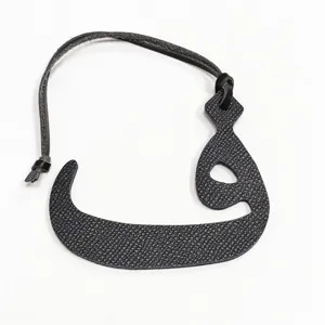 Elegante colgante de bolso de cuero con letra árabe, accesorio chic para minibolso de mano.