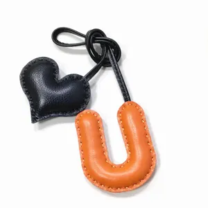 Handgefertigter Leder U Buchstabe Herz Tasche Anhänger, stilvolles Handtaschen Zubehör.