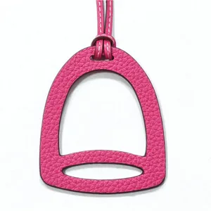Rosa Leder Steigbügel Tasche Anhänger Detail, ausgehöhltes Design Handtasche Accessoire.