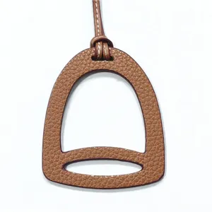 Details des braunen PU Leder Steigbügel Taschenanhängers mit feinen Nähten und klassischem Reitstil.