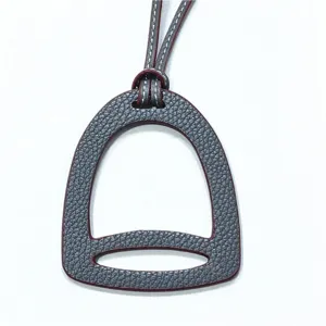 Eleganter Steigbuegel Taschenanhaenger hochwertiges PU Leder Reitsport Anhaenger Deko