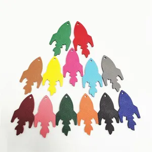 Dettaglio ciondolo borsa razzo in pelle colorata, elegante ciondolo per auto e accessorio borsa.