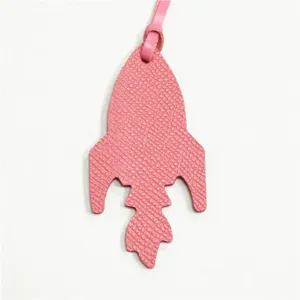 Ciondolo borsa razzo in pelle rosa, accessorio per borsetta colorato e decorazione per auto.