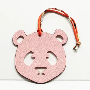 Detalle de colgante de bolso de cuero panda rosa, lindo colgante animal con cinta.