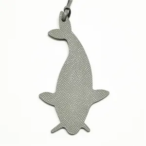 Elegante colgante de bolso con forma de ballena en cuero gris para bolsos de mujer.