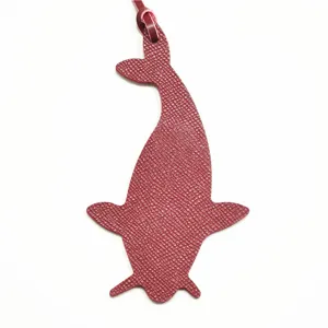 Colgante de bolso de ballena de cuero rojo, elegante dije de animal para bolsos y llaves.