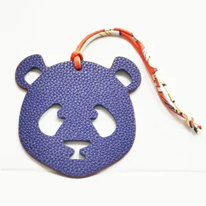 Lindo colgante de bolso de cuero con diseño de panda y cinta de seda naranja muy elegante.