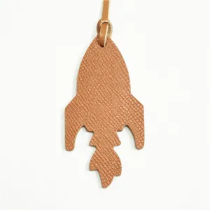 Ciondolo borsa a razzo in pelle marrone e pendente auto, elegante accessorio donna.