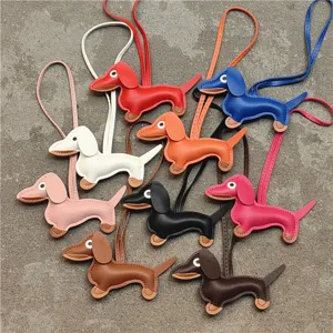 Classique Mignon Chien en Cuir PU Charme de Sac Bloc de Couleur Teckel Sac Pendentif Porte-Clés Accent pour Femme Sac à Main Accessoires Cadeau