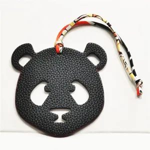 Colgante de bolso de cuero panda con cinta de seda colorida, lindo dije para bolso de mujer.