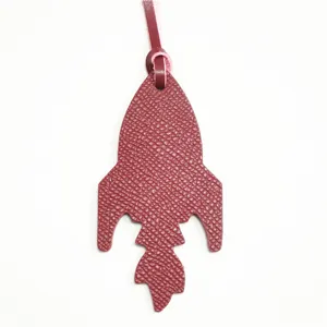 Ciondolo per borsa a forma di razzo in pelle bordeaux, grazioso accessorio da donna e auto.