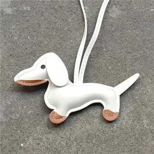Charm de sac mignon en cuir teckel, accessoire pendentif porte-clés chiot élégant.